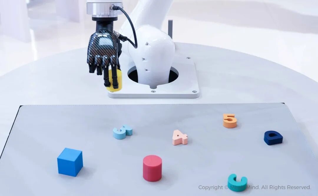 梅卡曼德通用机器人“眼脑手”亮相上海AMTS汽车展，具身智能技术驱动汽车全场景智能制造