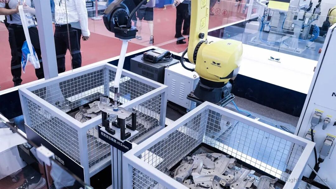 梅卡曼德通用机器人“眼脑手”亮相上海AMTS汽车展，具身智能技术驱动汽车全场景智能制造