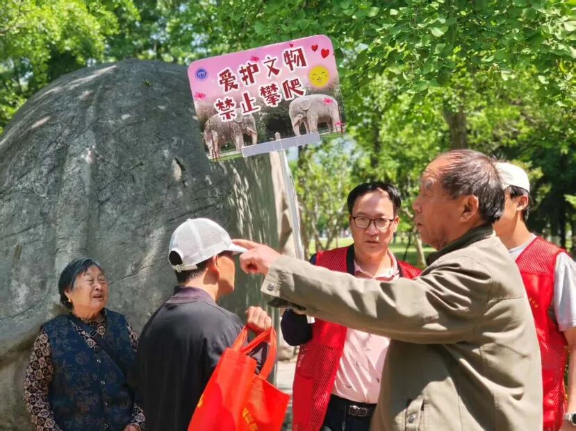文保志愿者在明孝陵景区值守。图源：钟山风景区