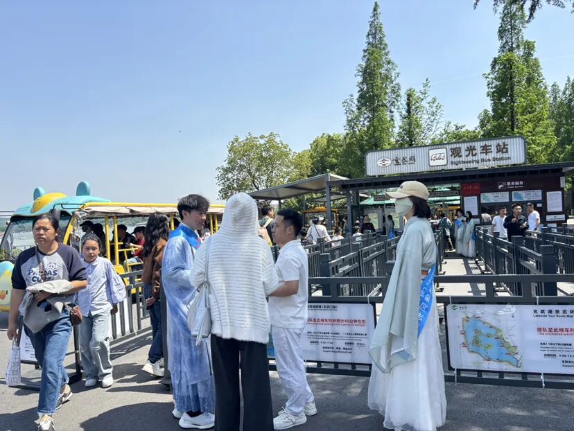 志愿者在玄武湖景区提供志愿服务。南京日报/紫金山新闻记者 李子俊 摄