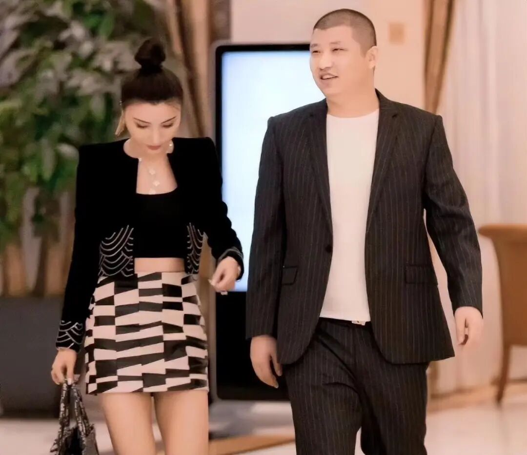 狂怼辛巴疯狂炫富，晒68亿存款惹众怒，网友：社会的悲哀