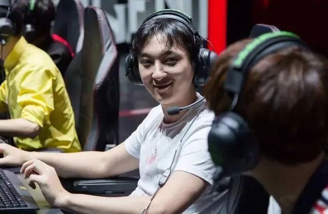 万达太子回归！王思聪抱着37亿，与接班人开启最后一战