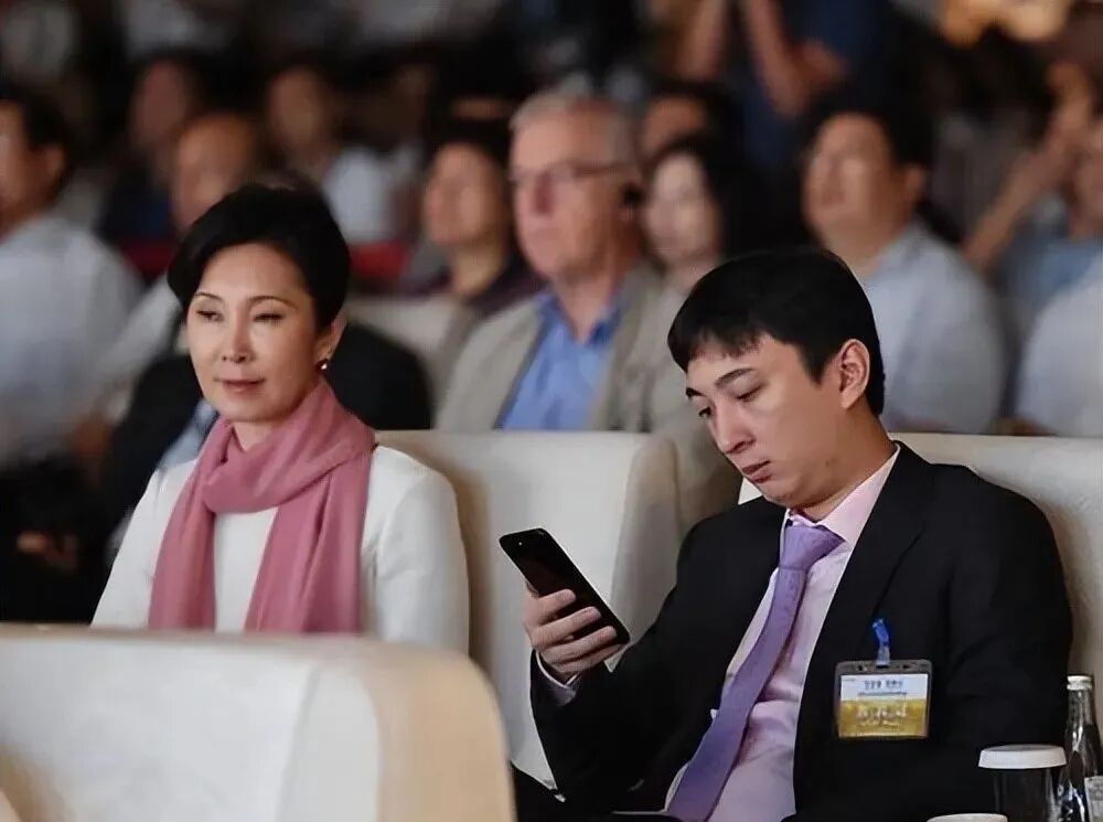 万达太子回归！王思聪抱着37亿，与接班人开启最后一战