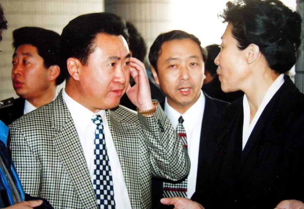 万达太子回归！王思聪抱着37亿，与接班人开启最后一战