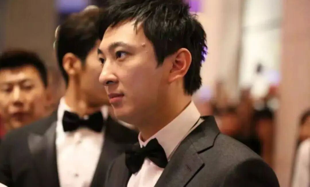 万达太子回归！王思聪抱着37亿，与接班人开启最后一战