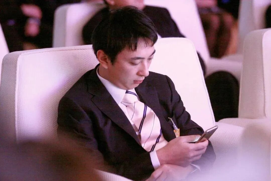 万达太子回归！王思聪抱着37亿，与接班人开启最后一战