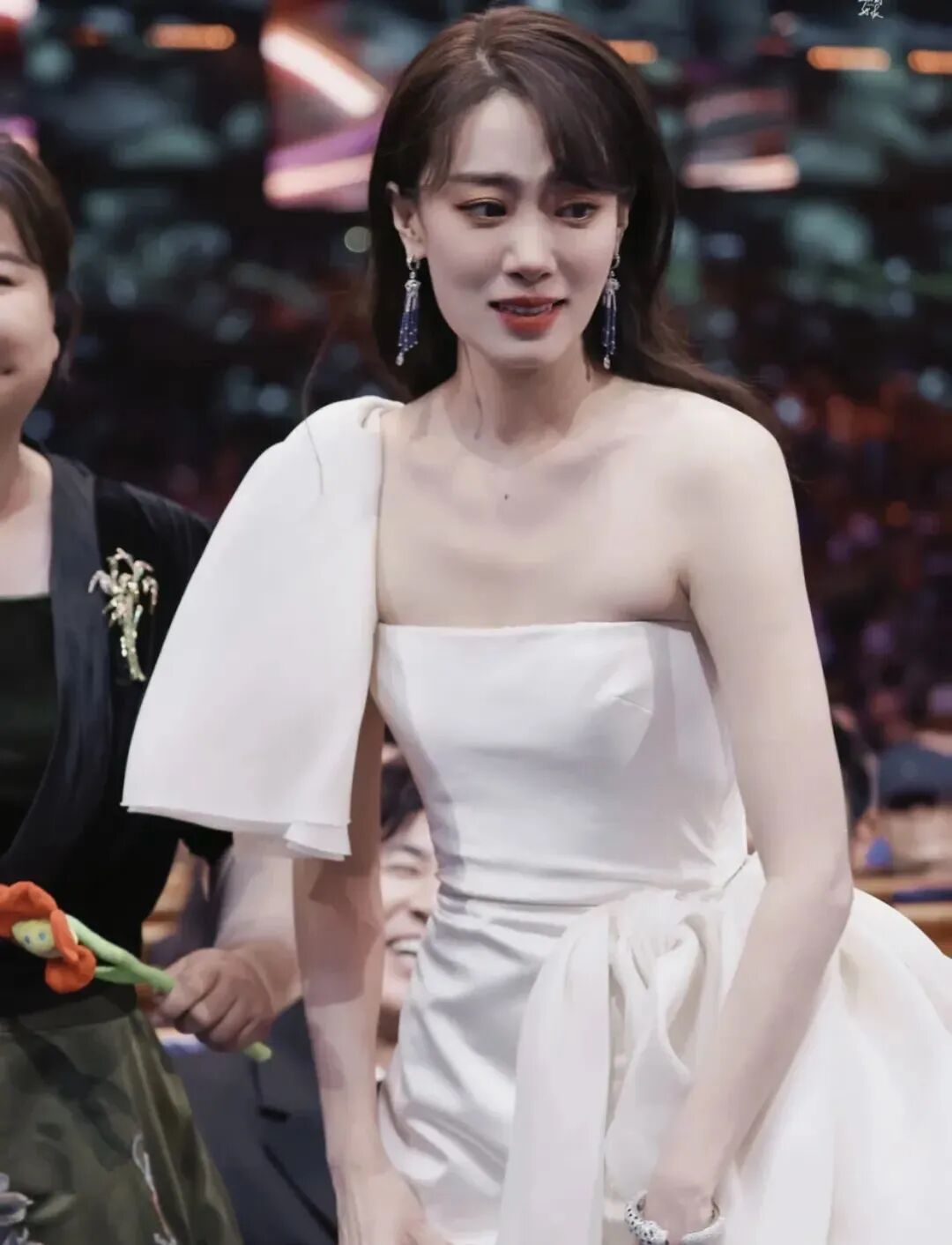 震撼！贾玲暴瘦100斤，公开露面颜值逆天，网友：不敢相信！