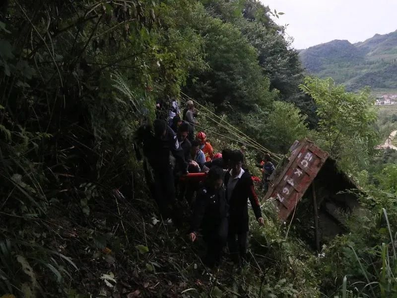 彝良龙海车祸