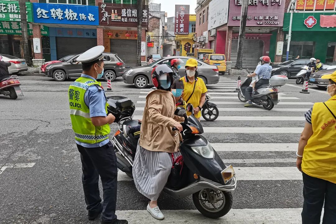 交通信號,過馬路走斑馬線,不逆行,提醒摩托車駕駛人要正確佩戴安全