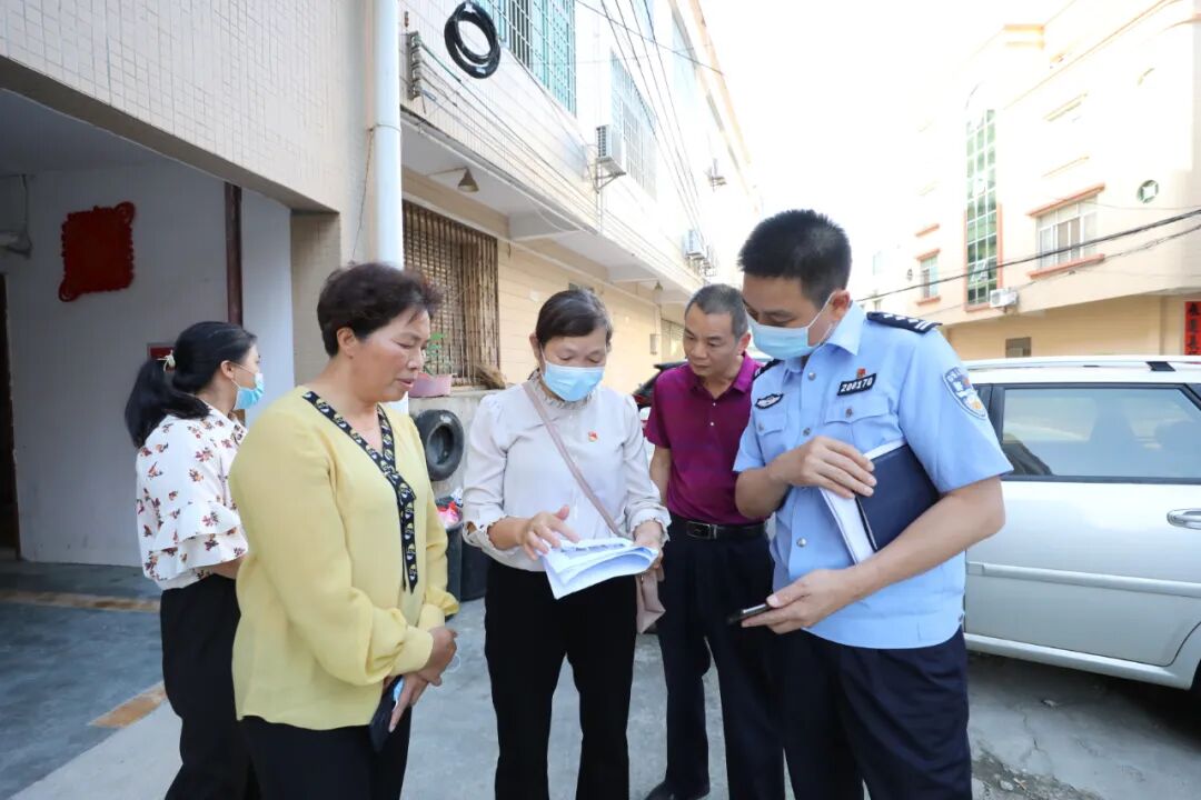 会后,严雪琼,蔡传雄同志实地检查了镇北社区门前和