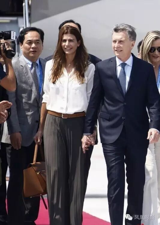 这款包包也是阿根廷总统夫人朱莉安娜·阿瓦达的心头好,外出访问都背