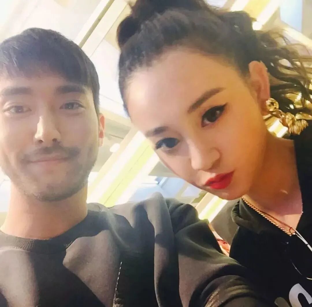 如果我们平时甩甩荧光棒叫追星,那陈昱霖女士就是绝对的王者级别了.