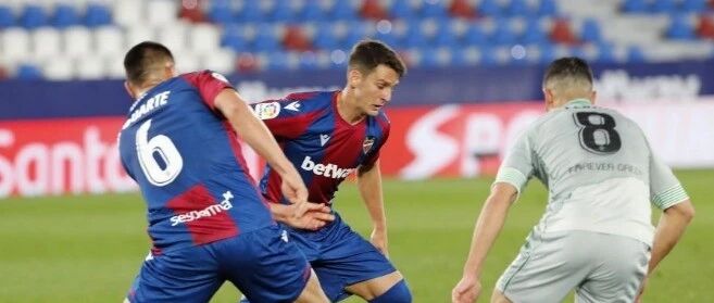 【热博体育】4-3！西甲保级队2分钟2球，吃红牌拿3分，前皇马名帅太难了