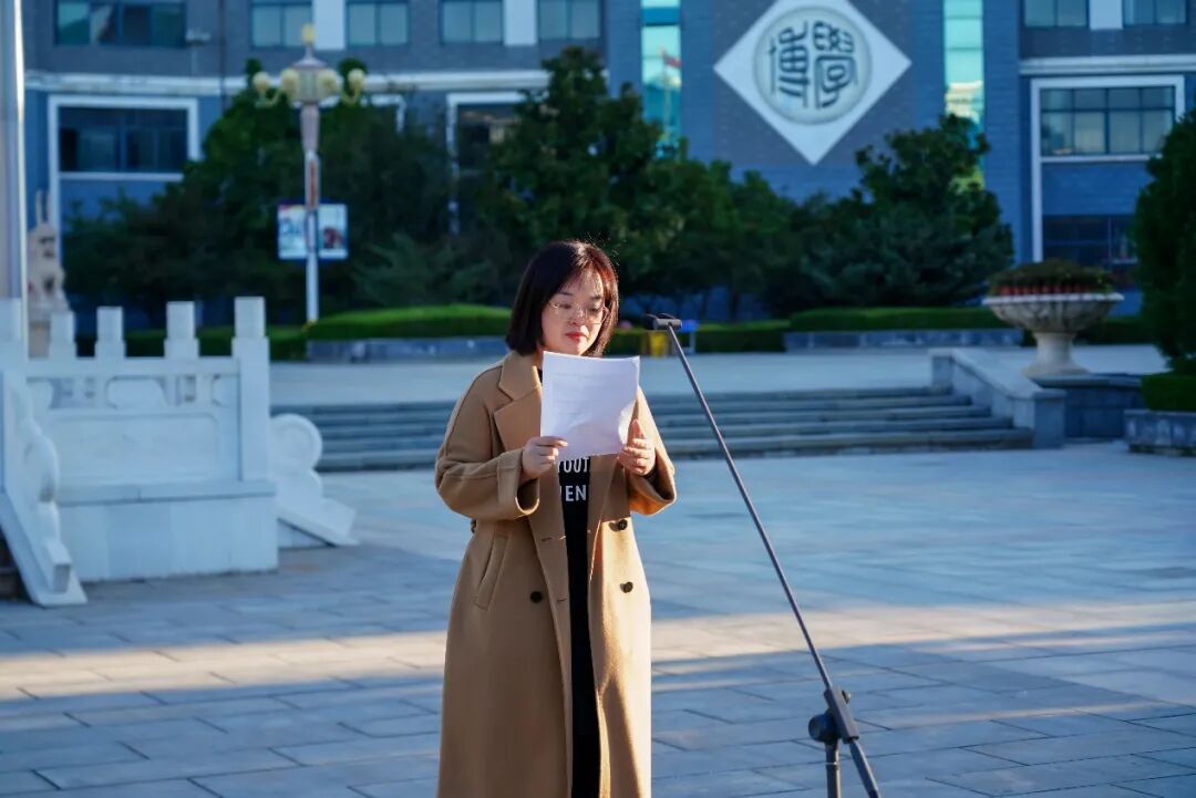 勇面挫折,扬帆远航——莱芜一中61级4级部举行挫折教育主题升旗仪式