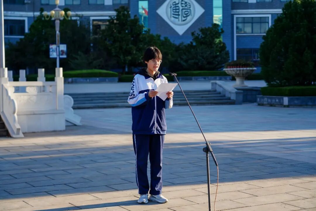 勇面挫折,扬帆远航——莱芜一中61级4级部举行挫折教育主题升旗仪式