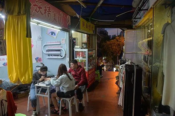 美甲创业项目 全国近40万家街边美甲店，装满了女孩们的创业幻梦