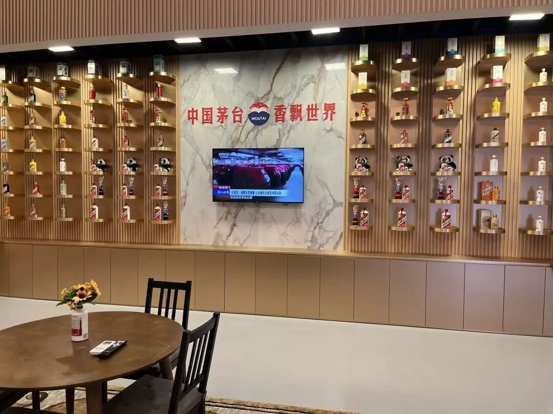 云伟龙新装修的公司内专门布置了茅台展示墙/拍摄：武冰聪