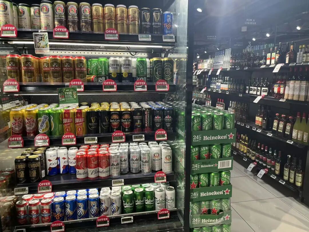 新加坡超市中啤酒、洋酒占据主要位置/摄影：武冰聪