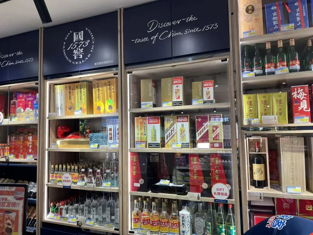 新加坡华人超市开设了中国白酒销售专区/摄影：武冰聪