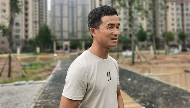 90秒钟郑州大哥深坑里抢出一家三口