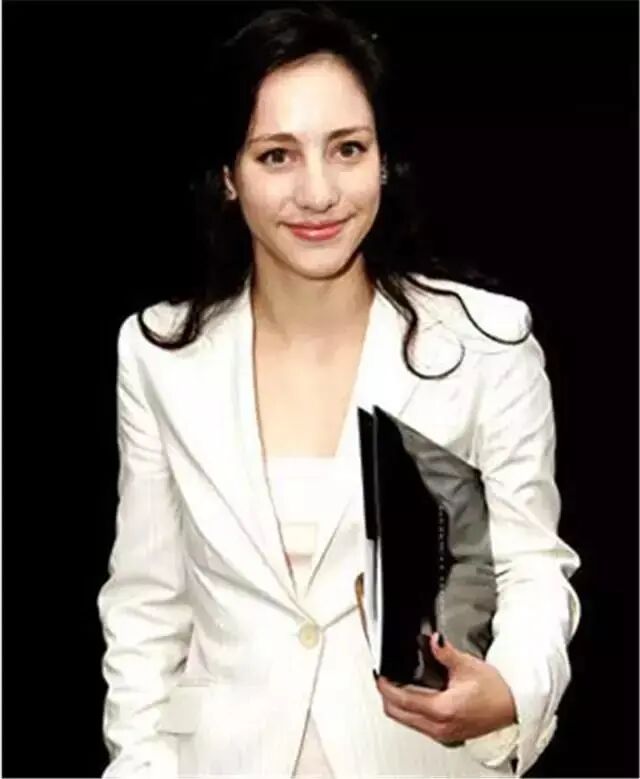 李嘉诚长媳王俪桥：香港豪门媳妇的典范