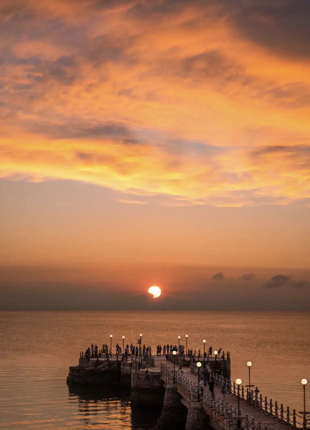 初夏最治愈美好的海滨小城,海水比三亚干净,满大街韩餐和海鲜