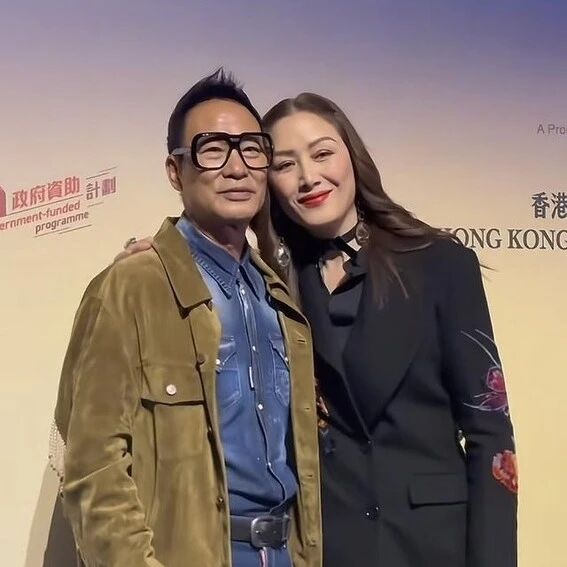 任达华与太太同框好甜蜜