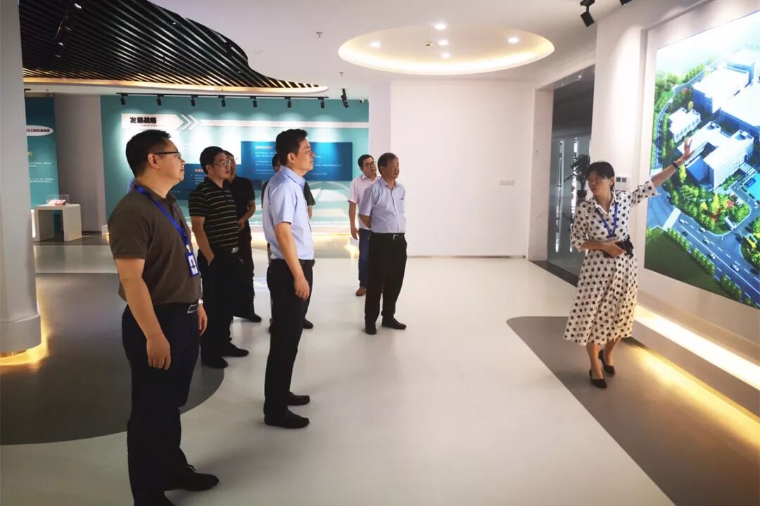 市人大常委主任走进现场 深入一线精准服务