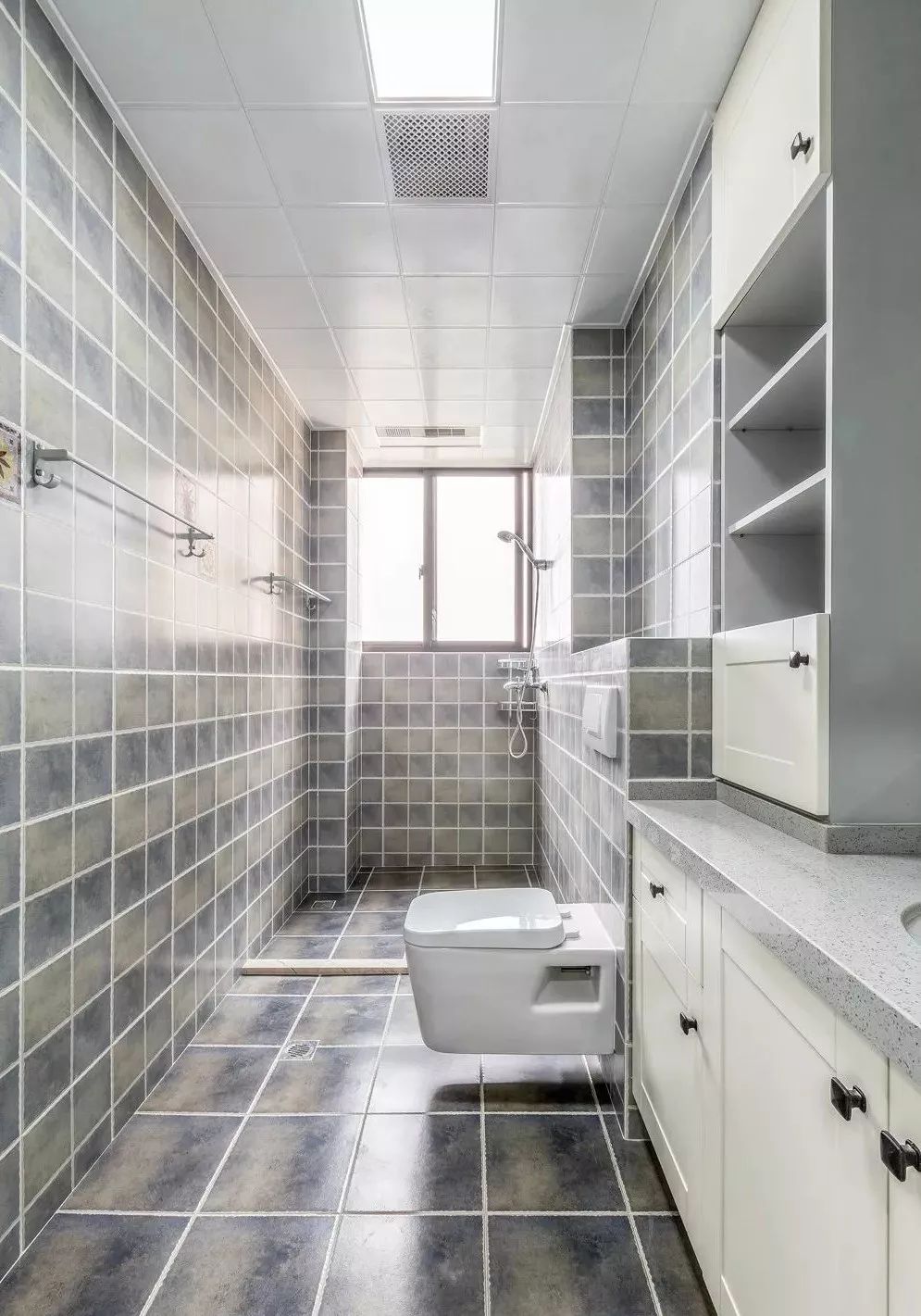 卫生间通铺灰色系墙砖地砖与白色橱柜形成鲜明的对比,干净又清爽