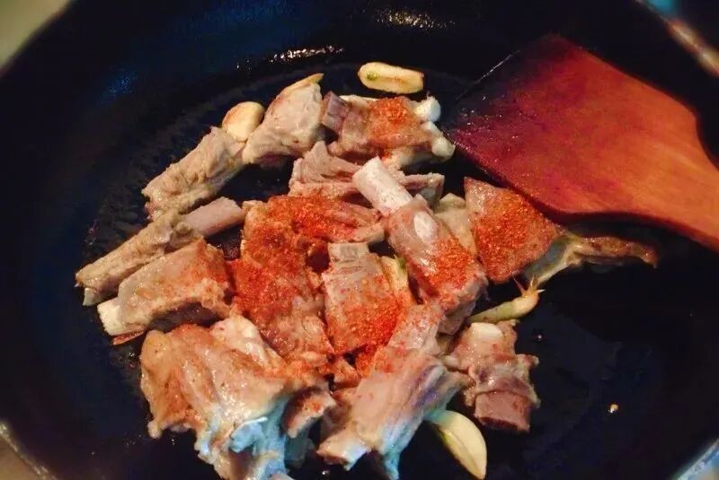 家常菜：孜然羊排的做法，鲜香滋补