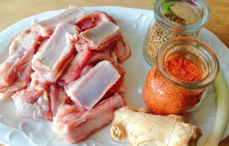 家常菜：孜然羊排的做法，鲜香滋补