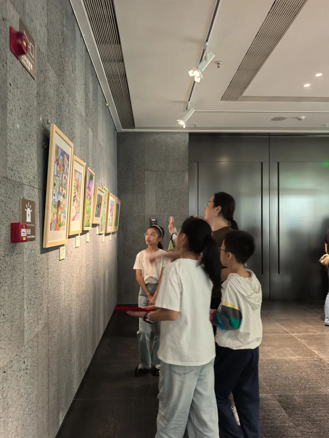 参观展览2.jpg