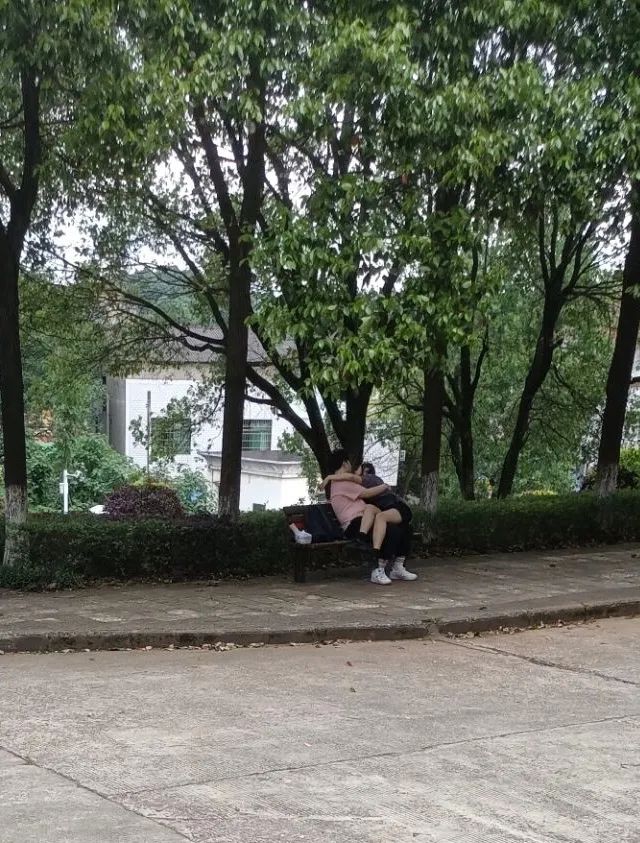 “情侣在公共场所亲亲抱抱?网友:这画面谁能受得了...”-微信头条网 “情侣在公共场所亲亲抱抱?网友:这画面谁能受得了...”