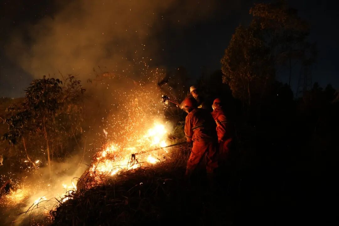 图9：项目人员与森林消防队员共同灭火.JPG