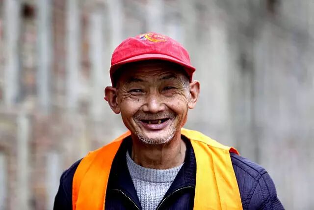 昨日,晋江市区湖光中路靠五店市一侧,环卫工人胡大叔埋头打扫着路面上