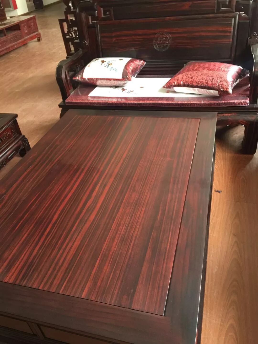 条纹乌木沙发床餐台专业工厂优价批发广告