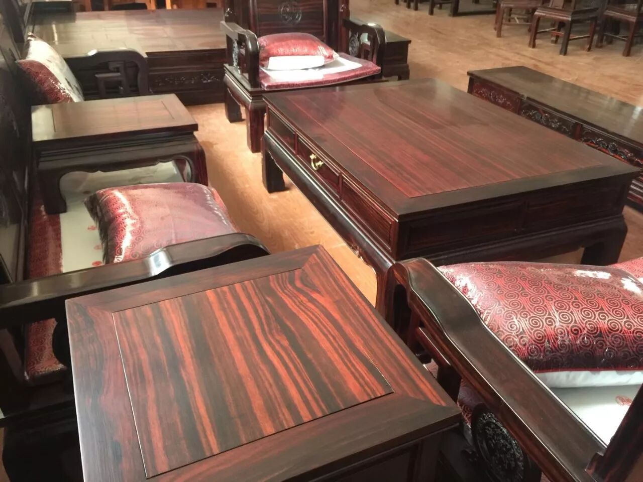 条纹乌木沙发床餐台专业工厂优价批发广告