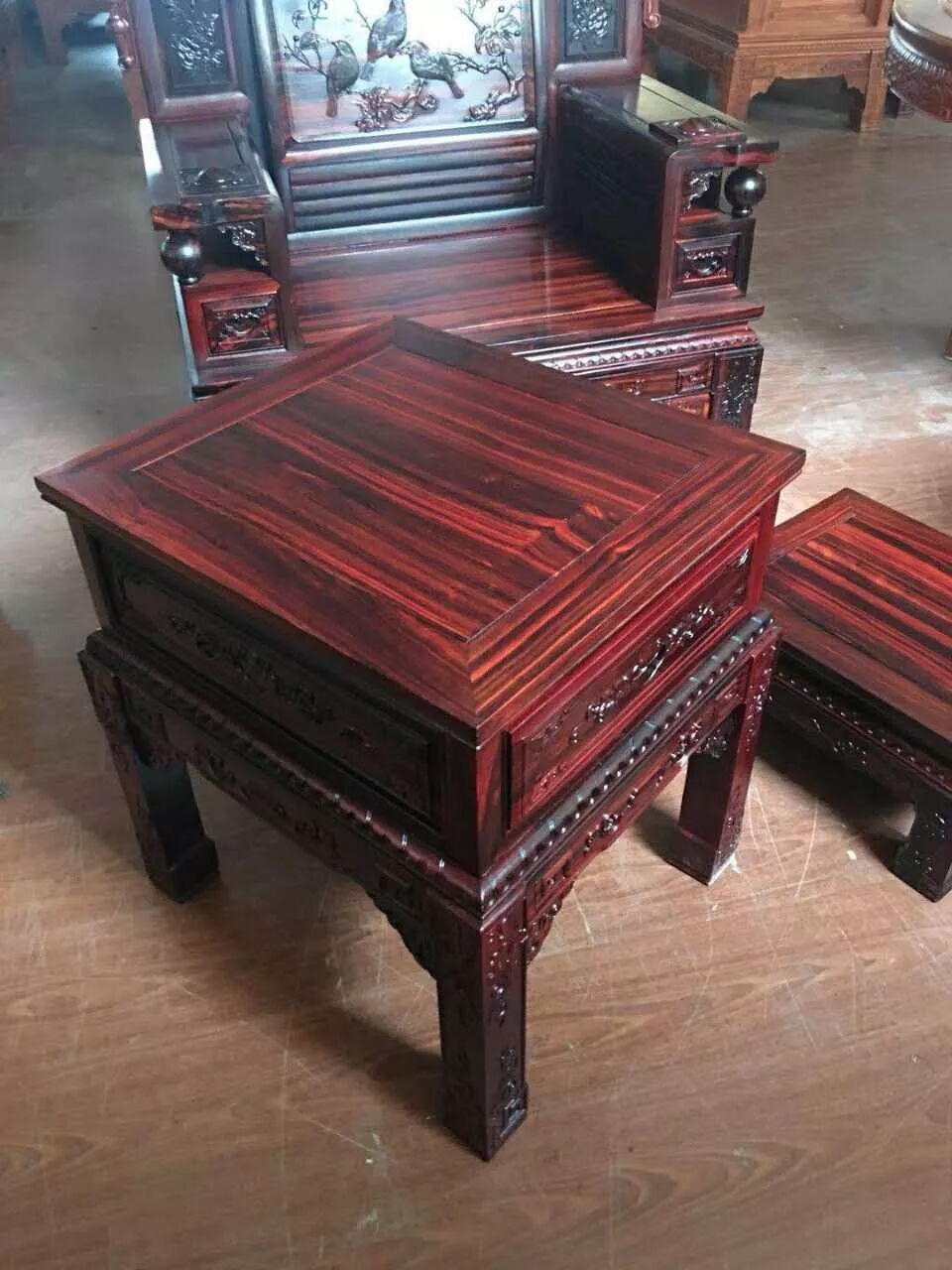 条纹乌木沙发床餐台专业工厂优价批发广告