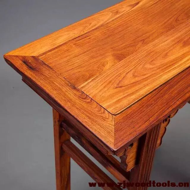 行家在挑选红木家具时，为什么都会敲面板？