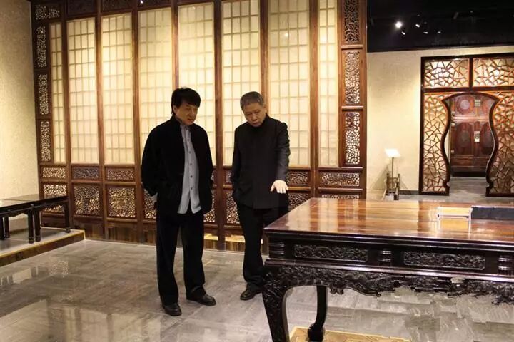 男子卖祖传红木条案换台电视，今天能换个电视厂！