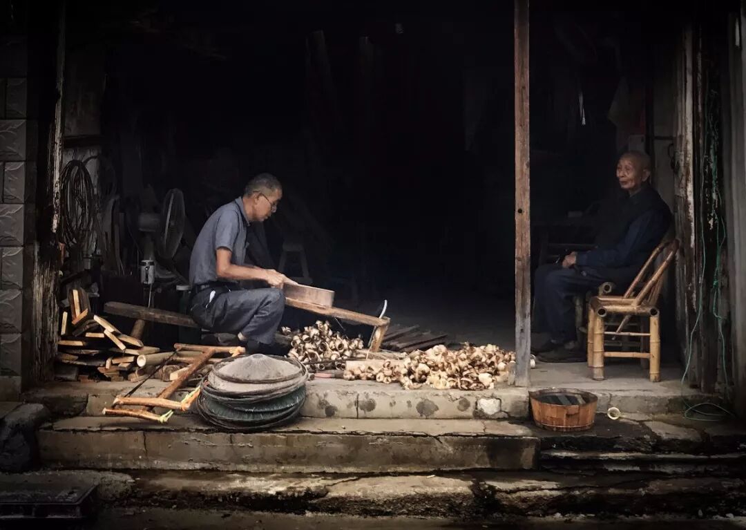 老木匠俗话："大木匠的斧，小木匠的锯"啥