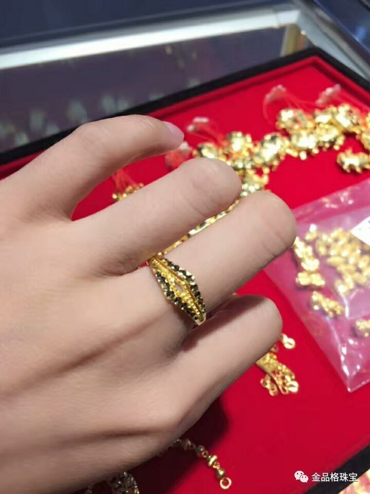 戒指带右中指什么意思_男的左手中指带戒指_戒指带在中指的意义
