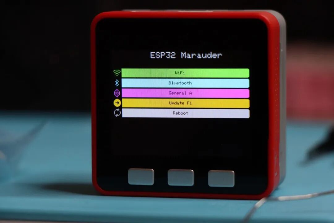刷了 ESP32Marauder 固件的 M5Stack 开发板（图源：项目 README ）