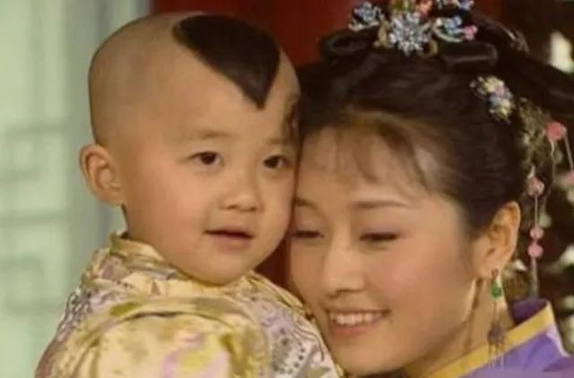他五岁出演《还珠格格》，如今22岁看着却像10岁，他经历了什么？