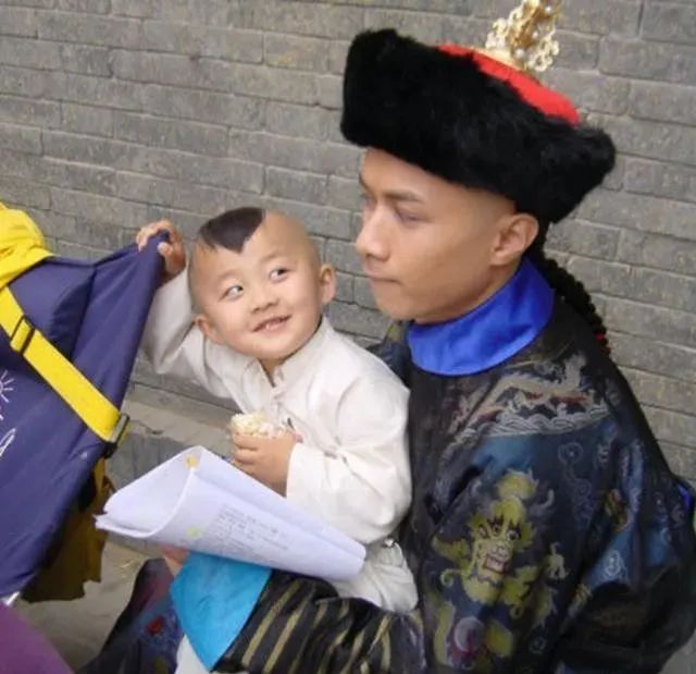 他五岁出演《还珠格格》，如今22岁看着却像10岁，他经历了什么？