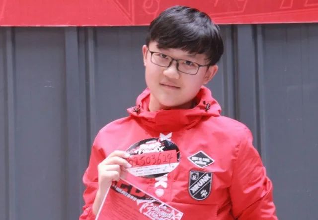 他五岁出演《还珠格格》，如今22岁看着却像10岁，他经历了什么？