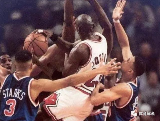 NBA賽場上的一打五瞬間，科比一打九，都沒最後這位真實 運動 第6張