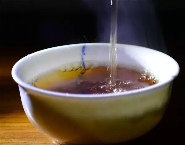 别再喝烫茶了,容易患食道癌