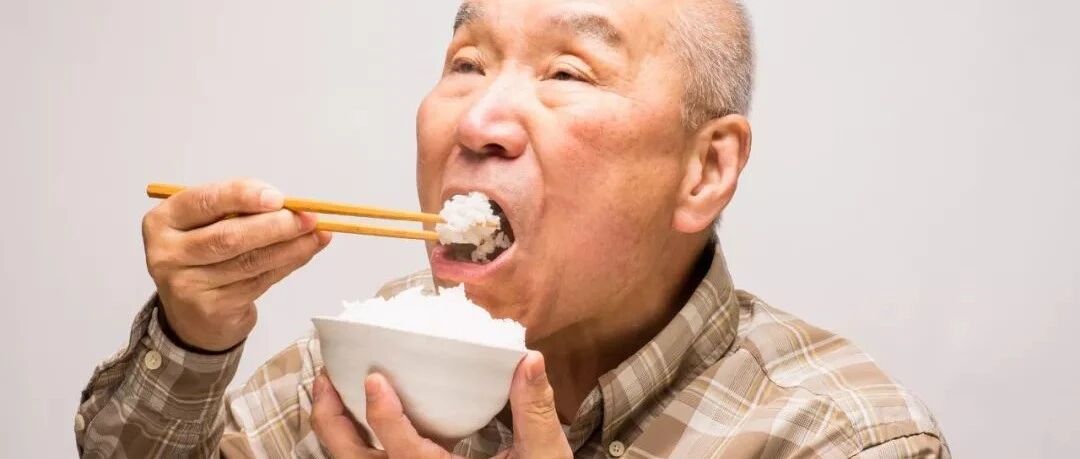 寿命短的人，吃饭时都有3个坏习惯，希望你一个也不占！