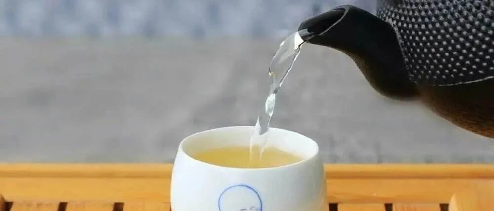 夏天最不该喝3种茶，伤胃致癌堪比毒药！最该喝6种茶，养肝护胃胜似补药